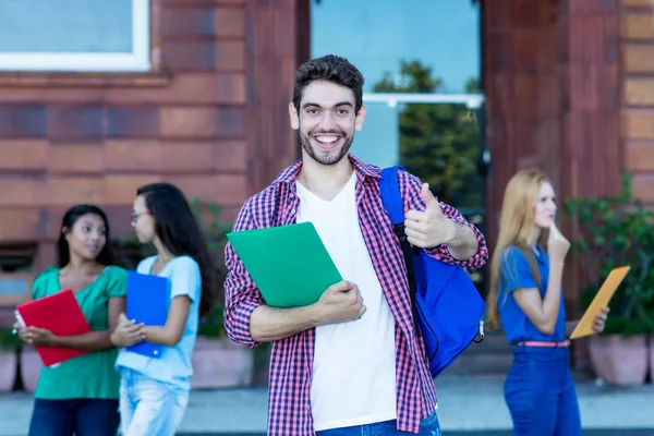 Udany hipsterski student z grupą młodych dorosłych — Zdjęcie stockowe