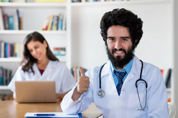 Optimistický Arabský Lékař Zdravotní Sestrou Nemocnici — Stock fotografie