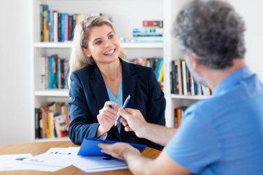 Alman işkadını şirket ofisinde iş görüşmesi üstüne iş sözleşmesi imzaladı