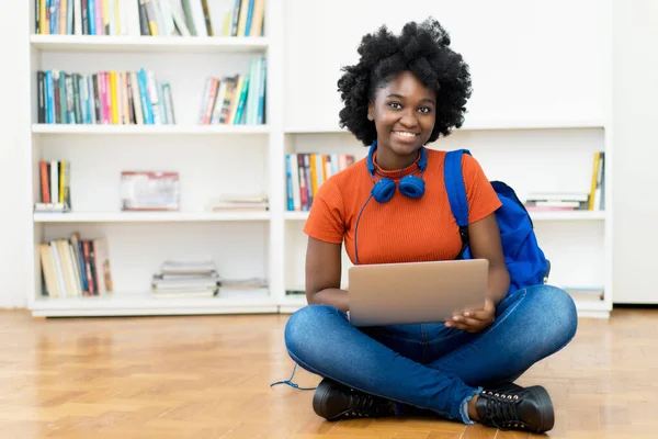 Videollamada Una Estudiante Afroamericana Computadora Con Espacio Para Copiar Casa —  Fotos de Stock