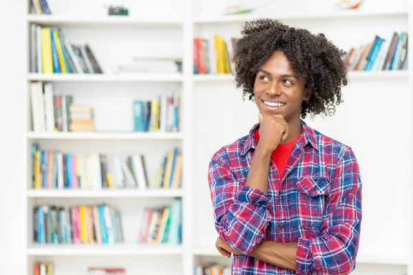 Afroamerikansk Ung Vuxen Man Tänker Sin Framtid Med Kopieringsutrymme Inomhus — Stockfoto