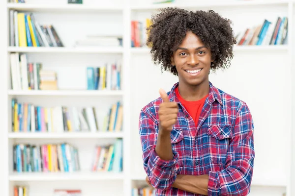 Nevető Afro Amerikai Fiatal Felnőtt Férfi Mutatja Hüvelykujját Fel Fénymásolási — Stock Fotó