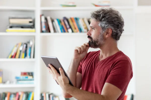 Reifer Erwachsener Mann Liest Hause Nachrichten Und Books Tablet Computer — Stockfoto