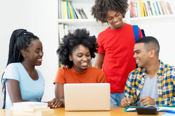 Gruppe Afrikanisch Amerikanischer Und Lateinamerikanischer Studenten Beim Bearbeiten Von Videoclips — Stockfoto