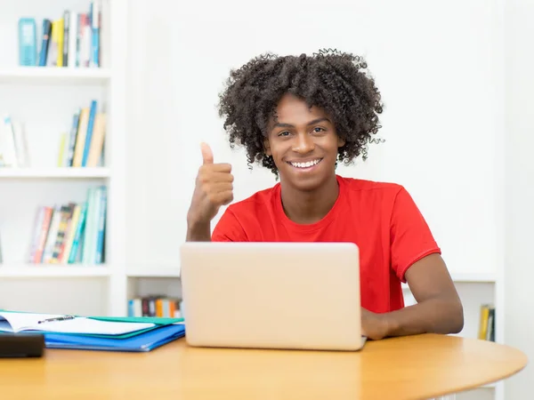 成功的非洲裔美国男生在家中电脑桌前接受检疫 — 图库照片