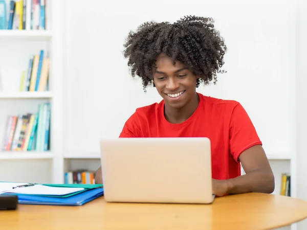 Aprendiendo Afroamericano Estudiante Masculino Cuarentena Computadora Escritorio Casa —  Fotos de Stock