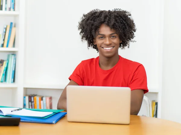 Lachen Afrikaan Amerikaanse Mannelijke Student Quarantaine Aan Computer Het Bureau — Stockfoto