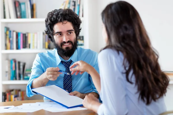 Rindo Árabe Empresário Assinar Contrato Com Estagiário Após Entrevista Emprego — Fotografia de Stock