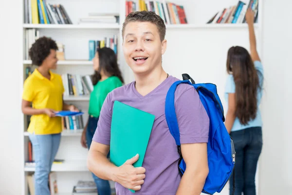 Ung Tysk Manlig Student Med Grupp Studenter Klassrummet Vid Universitetet — Stockfoto