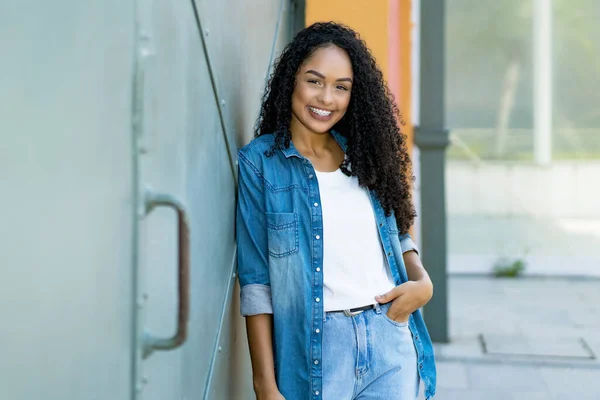 Porträt Einer Hübschen Jungen Brasilianerin Sommer Draußen Der Stadt — Stockfoto