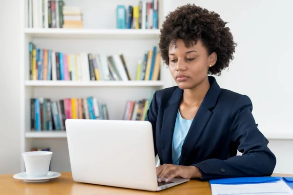 Schöne Afrikanisch Amerikanische Praktikantin Die Hause Oder Büro Computer Arbeitet — Stockfoto