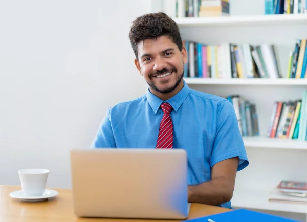 Werken Latijns Amerikaanse Zakenman Met Stropdas Aan Computer Kantoor — Stockfoto