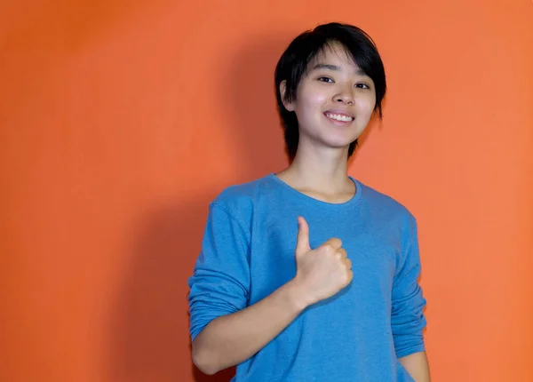 Positivo Chinês Jovem Adulto Homem Com Camisa Azul Isolado Fundo — Fotografia de Stock