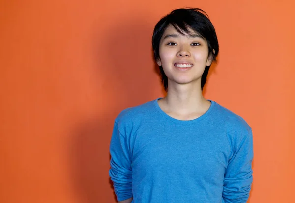 Rindo Chinês Jovem Adulto Homem Com Camisa Azul Isolado Fundo — Fotografia de Stock