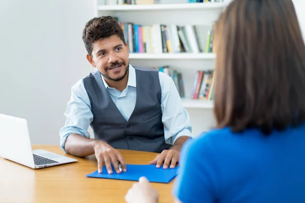 Empresário Latino Americano Conversando Com Mulher Estagiária Entrevista Emprego Escritório — Fotografia de Stock