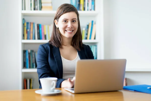 Lachende Kaukasische Zakenvrouw Achter Computer Kantoor — Stockfoto