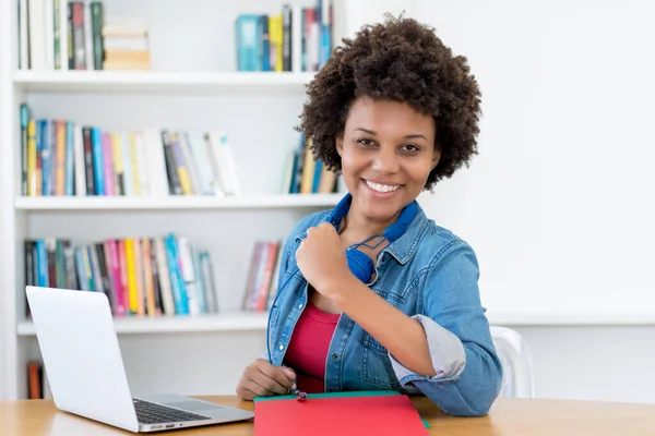 Feliz Afroamericana Joven Mujer Adulta Ordenador Interior Escritorio Casa —  Fotos de Stock