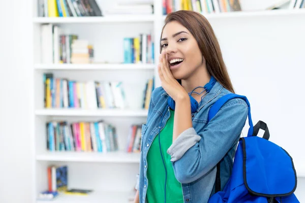 Mooie Spaanse Vrouwelijke Universiteitsstudent Klaslokaal — Stockfoto