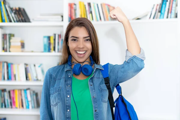 Jubelnde Hispanische Studentin Hörsaal — Stockfoto