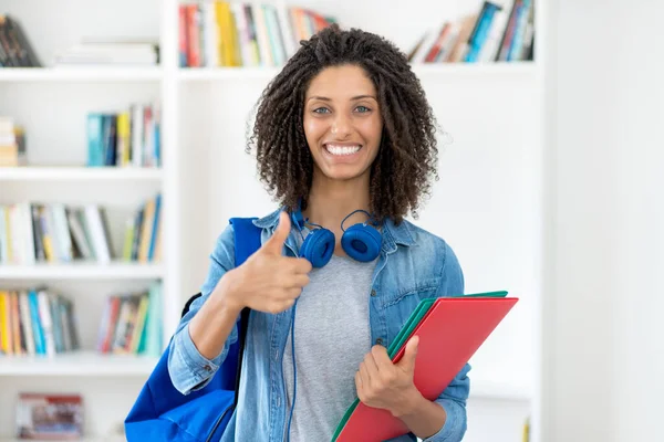 Estudante Latina Bem Sucedida Com Cabelo Encaracolado Papelada Sala Aula — Fotografia de Stock