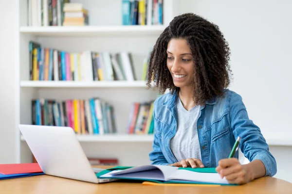 Estudiante Latina Aprendiendo Con Pelo Rizado Computadora Escritorio Casa — Foto de Stock