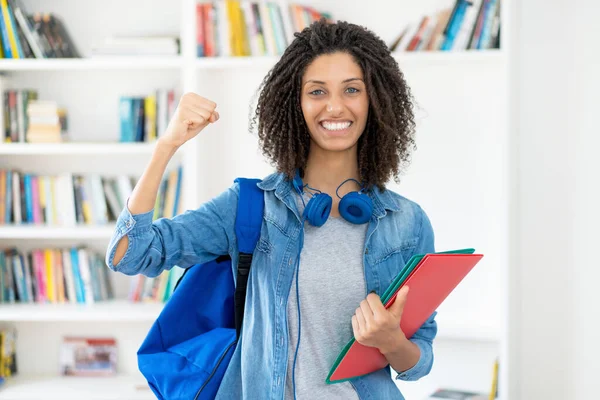 Étudiante Latine Encourageante Avec Les Cheveux Bouclés Paperasse Salle Classe — Photo