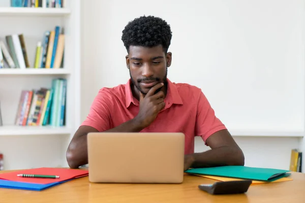 Videosamtal Afro Amerikanska Manliga Student Vid Datorn Inomhus — Stockfoto