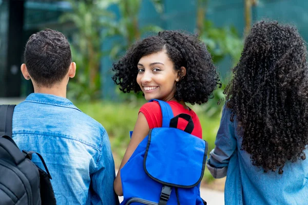 Riendo Hispana Estudiante Con Mochila Grupo Amigos Aire Libre Ciudad — Foto de Stock