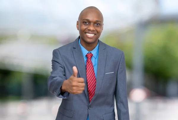 Afro Amerikaanse Zakenman Tonen Duim Omhoog Buiten Stad — Stockfoto