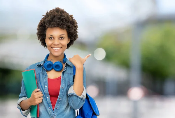 Juichend Afrikaans Amerikaanse Vrouwelijke Universiteit Student Buiten Stad Zomer — Stockfoto