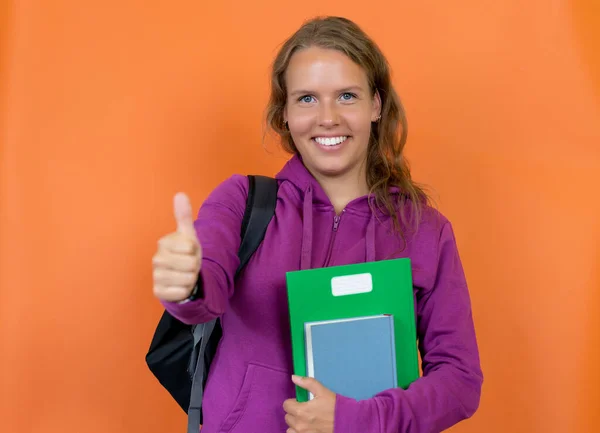 Hübsche Blonde Deutsche Studentin Mit Kapuzenpulli Daumen Hoch Auf Orangefarbenem — Stockfoto