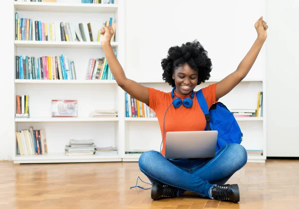 Animando Una Estudiante Afroamericana Una Videollamada Computadora Casa —  Fotos de Stock