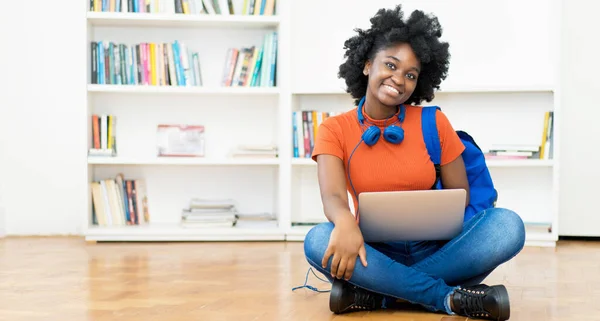Riendo Africana Americana Estudiante Aprendizaje Línea Computadora Con Otros Estudiantes —  Fotos de Stock