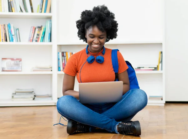 Estudiante Afroamericana Aprendiendo Línea Computadora Con Otros Estudiantes Dentro Casa —  Fotos de Stock