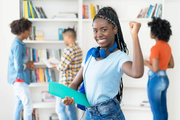 Sikeres Afro Amerikai Női Hallgató Rasztával Fiatal Felnőttek Csoportjával Egyetem — Stock Fotó