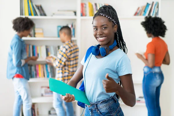 Ung Afrikansk Amerikansk Kvinna Student Med Dreadlocks Och Grupp Unga — Stockfoto