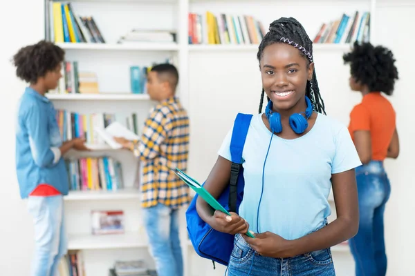 Skrattande Afrikansk Amerikansk Kvinna Student Med Dreadlocks Och Grupp Unga — Stockfoto