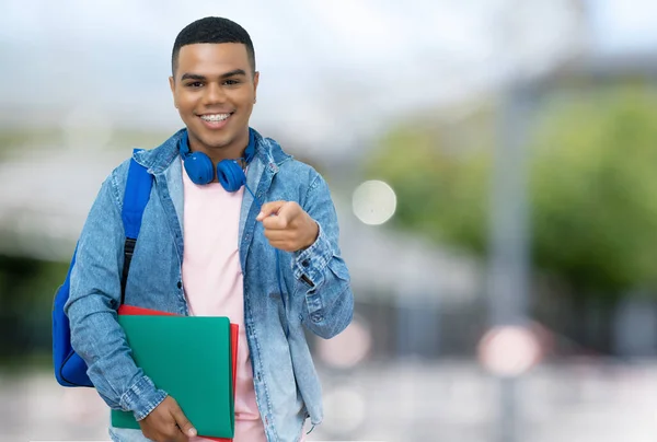 Guapo Brasileño Estudiante Masculino Con Frenillos Aire Libre Ciudad Verano —  Fotos de Stock