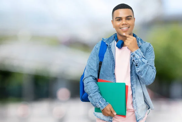 Lachende Braziliaanse Mannelijke Student Met Beugels Buiten Stad Zomer — Stockfoto