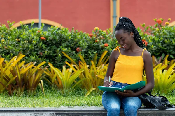 Νεαρή Αφροαμερικάνα Φοιτήτρια Που Μαθαίνει Υπαίθρια Στο Πανεπιστήμιο — Φωτογραφία Αρχείου