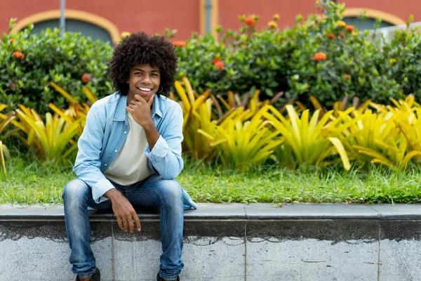 Ung Afrikansk Amerikansk Man Med Afro Frisyr Utomhus Park — Stockfoto