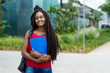 Yazın harika saç stili olan Afrikalı Amerikalı genç bir kız öğrenci. 