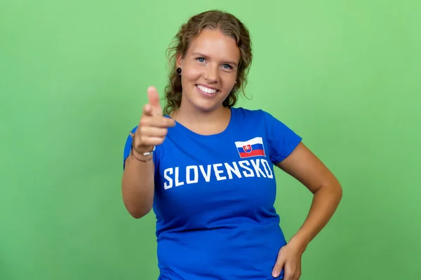Glad Blond Kvinnlig Fotboll Fläkt Från Slovakien Isolerad Grön Bakgrund — Stockfoto
