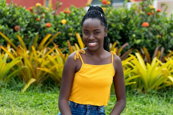 Rindo Afro Americano Jovem Mulher Adulta Com Dreadlocks Livre Parque — Fotografia de Stock