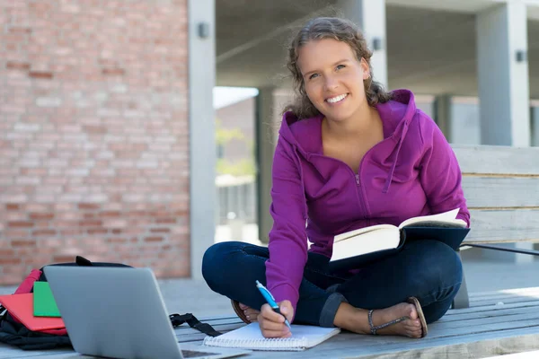 Blond Duits Vrouwelijke Student Leren Met Boek Computer Voorkant Van — Stockfoto