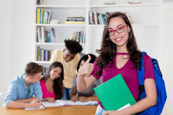 Bella Studentessa Nerd Con Occhiali Gruppo Studenti Internazionali Classe Dell — Foto Stock