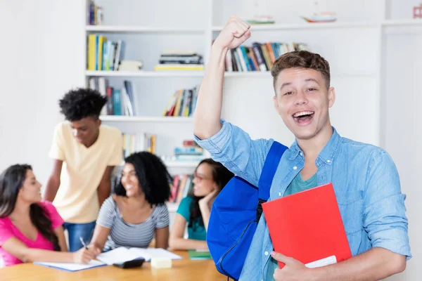 Glädjande Tysk Manlig Student Med Grupp Andra Studenter Klassrummet Vid — Stockfoto