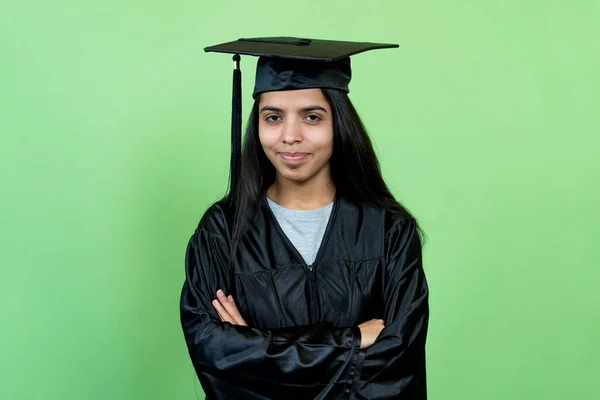 Ευτυχισμένος Ινδός Μεταπτυχιακός Φοιτητής Ακαδημαϊκό Φόρεμα Και Καπέλο Απομονώνονται Πράσινο — Φωτογραφία Αρχείου