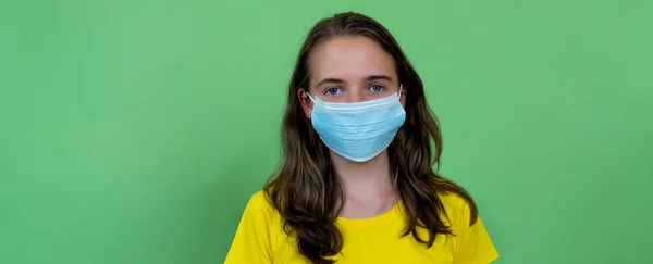 Vacker Tysk Kvinna Ung Vuxen Med Ansiktsmask Som Skydd Mot — Stockfoto
