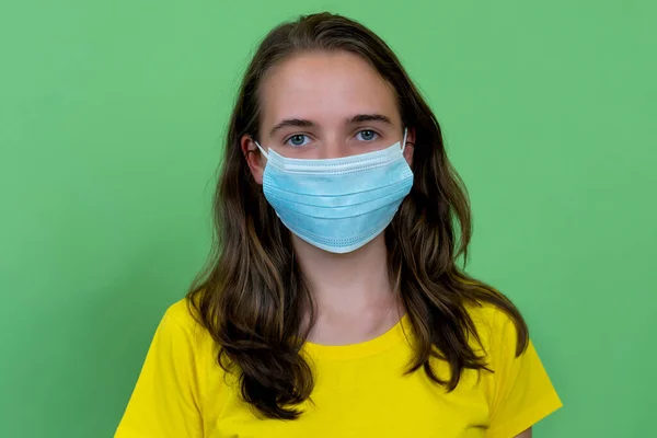 Tyska Kvinnliga Unga Vuxna Med Ansiktsmask Som Skydd Mot Koronavirus — Stockfoto